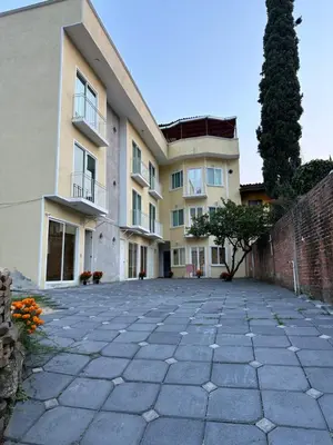 Edificio en el que se encuentra el hostal o pensión