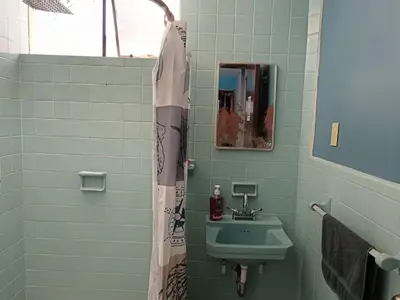 Un baño de Habitación individual con baño cerca al Parque San José