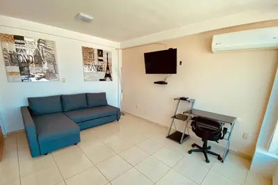 Una televisión o centro de entretenimiento en Frente playa equipado con alberca