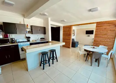 Una cocina o zona de cocina en Frente playa equipado con alberca