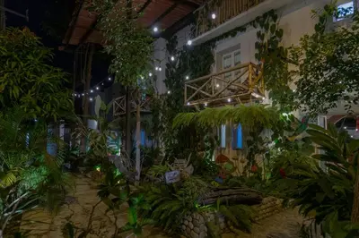 Jardín al aire libre en Hotel Casa Lasibe Café