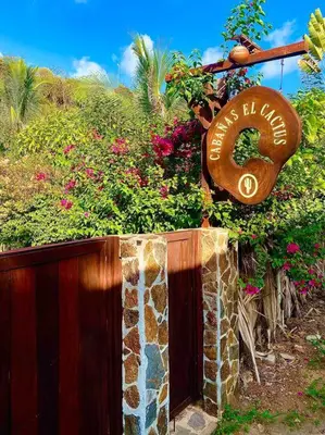 Jardín al aire libre en Cabaña El Cactus Playa Mermejita
