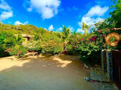 Jardín al aire libre en Cabaña El Cactus Playa Mermejita