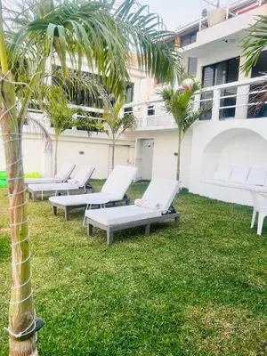 Jardín al aire libre en Casa Mediterránea, lujo y confort junto al lago