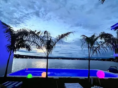 Piscina en o cerca de Casa Mediterránea, lujo y confort junto al lago