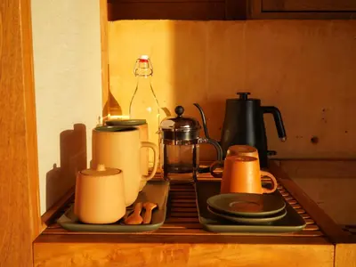 Utensilios para hacer té y café en Kymaia Hotel Puerto Escondido