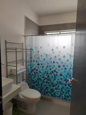 Un baño de Cómoda casa en clúster privado
