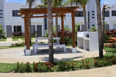 Jardín al aire libre en casa con club de playa