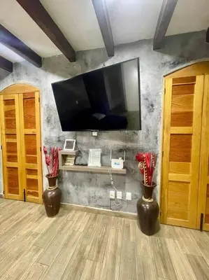 Una televisión o centro de entretenimiento en Departamento Blausee