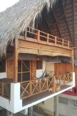 Un balcón o terraza de casa cabaña con vista al océano