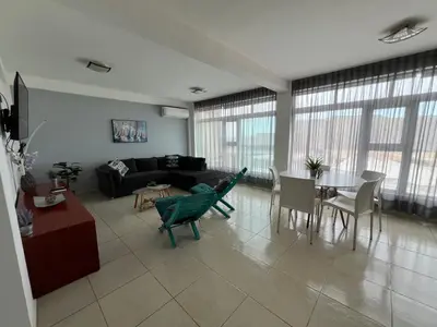 Zona de estar de Depto Excelente ubicación Vista parcial Mar