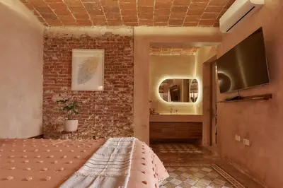 Una televisión o centro de entretenimiento en Beige Jardin Conzatti Centro Diseno AC