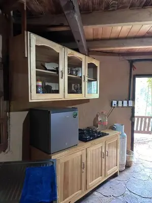 Una cocina o zona de cocina en Cabaña en el bosque y cerca al río Starlink