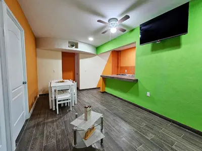 Una televisión o centro de entretenimiento en Sensity Home Departamento 7, Colorido y amplio Familiar