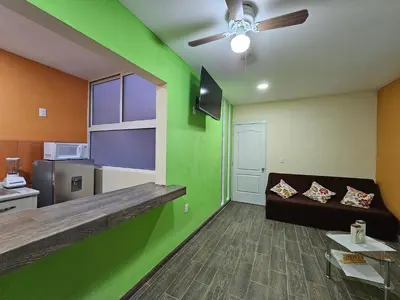 Una televisión o centro de entretenimiento en Sensity Home Departamento 7, Colorido y amplio Familiar