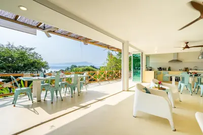 Un balcón o terraza de Luxury House with Pool fire Pit & Lake view