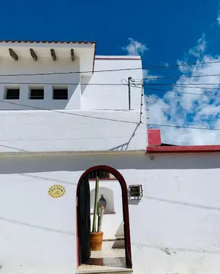 Edificio en el que se encuentra el hostal o pensión