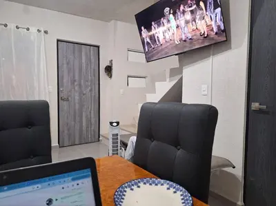Una televisión o centro de entretenimiento en casa con club de playa