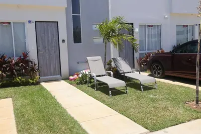 Jardín al aire libre en casa con club de playa