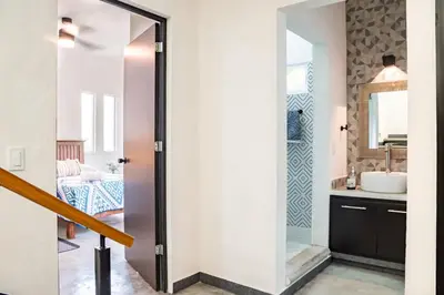 Un baño de Vida Casa Kuxtal Rooftop con vista al Lago