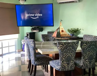 Una televisión o centro de entretenimiento en Hermosa Casa en Acapulco Diamante