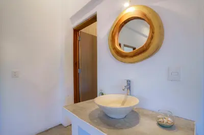 Un baño de Casa Flores Zicatela