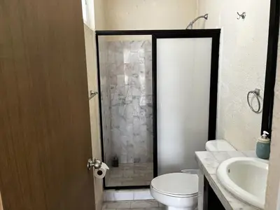 Un baño de Exclusiva y privada Villa en Marina Las Brisas
