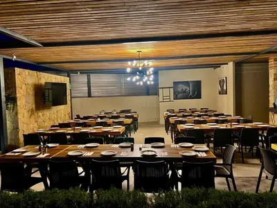 Un restaurante o sitio para comer en Casa Begonias Hotel mas Villas