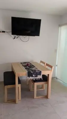 Una televisión o centro de entretenimiento en Casa Cumbres Tulipanes Descanso Americano