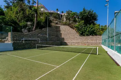 Instalaciones para jugar a tenis o squash en Departamento en Brisas Diamante o alrededores
