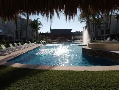 Piscina en o cerca de Hermosa Villa con recamara en PB