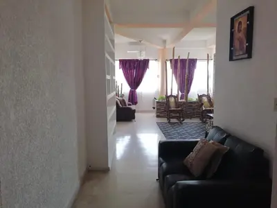 Zona de estar de Amplio departamento