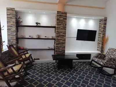 Una televisión o centro de entretenimiento en Amplio departamento