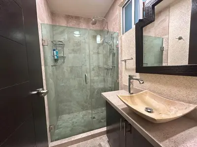 Un baño de Puente del Mar