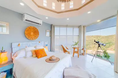 Cama o camas de una habitación en DREAM VILLA OVERLOOKING THE PACIFIC with a PRIVATE POOL OASIS LA VITA E' BELLA