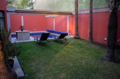 Jardín al aire libre en Casa Atlixco con alberca