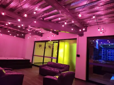 Zona de estar de Hermoso departamento con jacuzzi