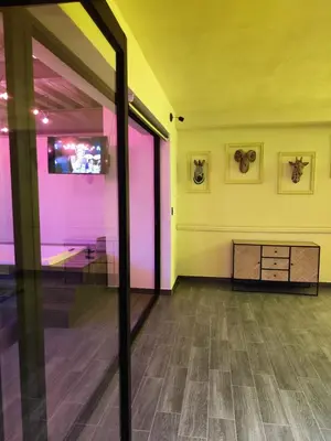 Una televisión o centro de entretenimiento en Hermoso departamento con jacuzzi