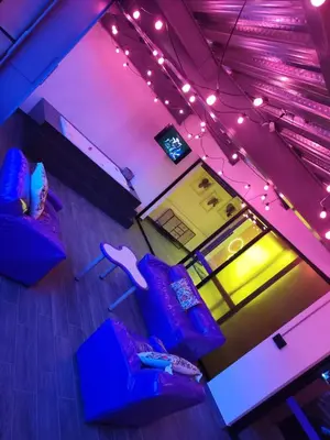 Una televisión o centro de entretenimiento en Hermoso departamento con jacuzzi