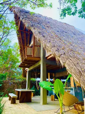 Jardín al aire libre en cabaña a pasos del mar en la costa
