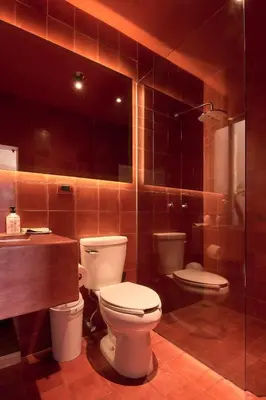 Un baño de Rojo Diseno Ubicacion Confort y AC