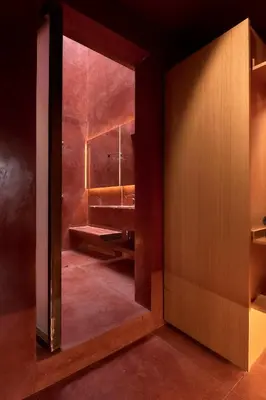 Un baño de Rojo Diseno Ubicacion Confort y AC