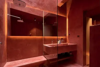 Un baño de Rojo Diseno Ubicacion Confort y AC