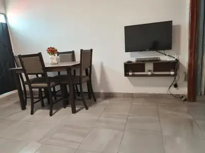 Una televisión o centro de entretenimiento en Casa Alianza Jalatlaco
