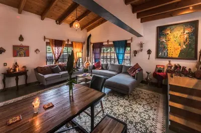 Zona de estar de 9 Guardians Home & Temple Art Gallery