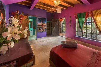 Zona de estar de 9 Guardians Home & Temple Art Gallery