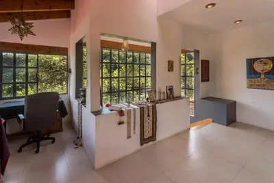 Una cocina o zona de cocina en 9 Guardians Home & Temple Art Gallery