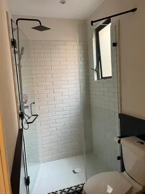 Un baño de Penthouse Santorino en Valquirico