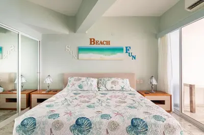 Cama o camas de una habitación en Great BeachFront Condo,11th Floor, Great View!