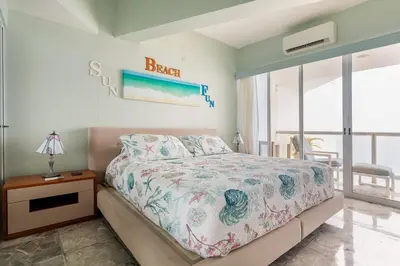 Cama o camas de una habitación en Great BeachFront Condo,11th Floor, Great View!